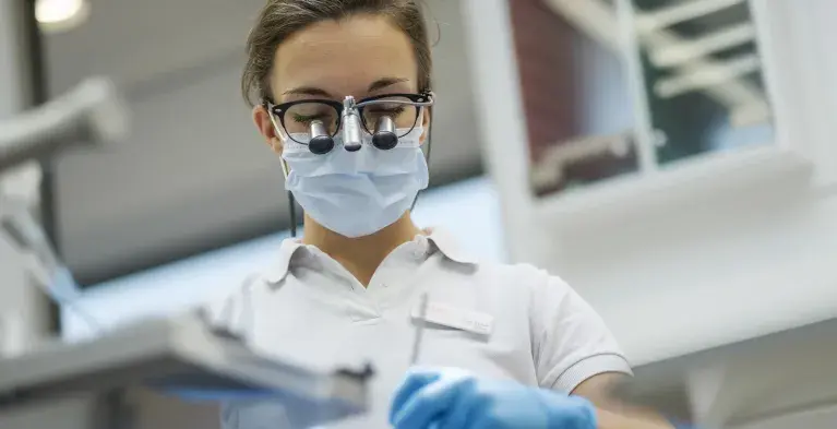 Tandarts loepbril kijken zien