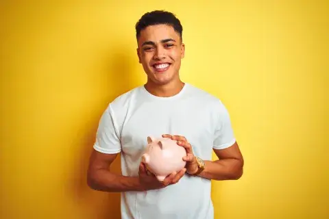 jonge man met spaarpot