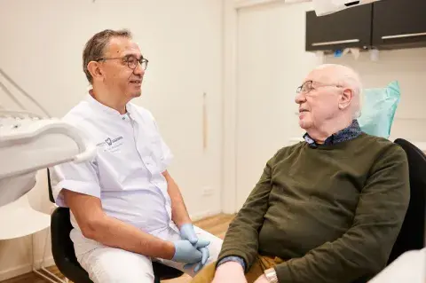 Tandarts spreekt met een oudere heer