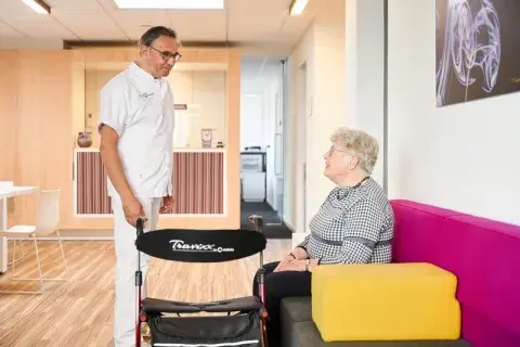 Tandarts ontvangt oudere dame in de wachtkamer