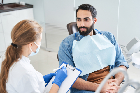 tandarts in gesprek met patiënt