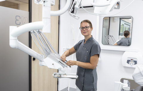 tandarts in behandelkamer