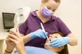 Poetstinstructie bij de tandarts in de stoel