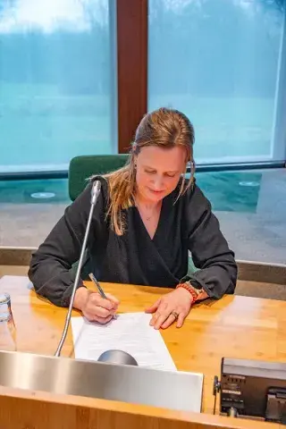 Ellemiek Hin ondertekent namens de KNMT het SER charter Diversiteit