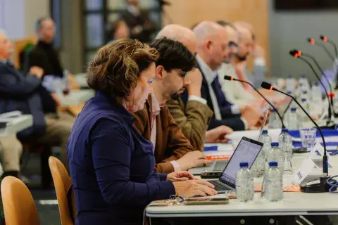 De ledenraad bijeen op een Algemene Vergadering van de KNMT