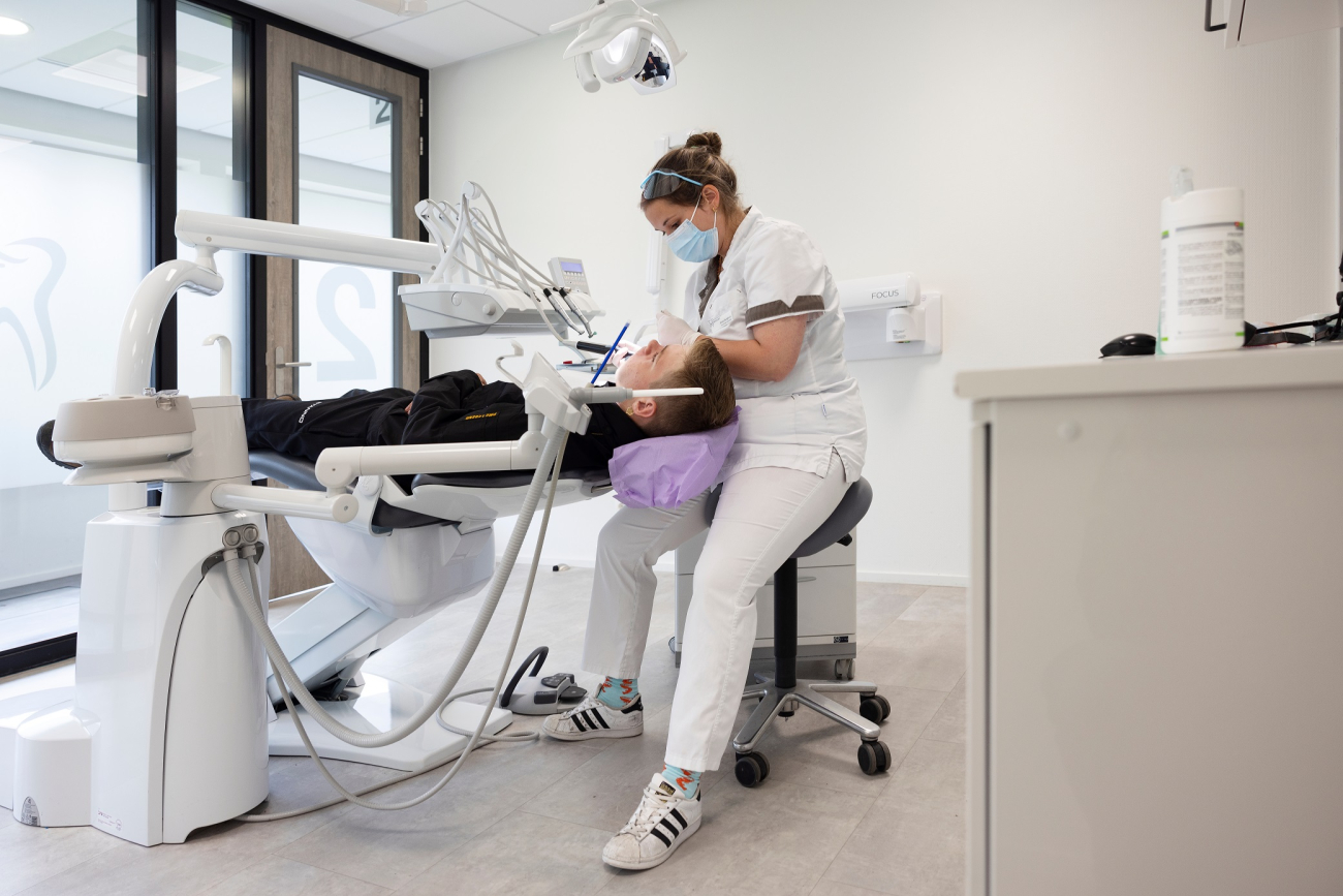 Patiënt in de stoel bij de tandarts in Winsum