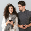 Man en vrouw maken kennistoets op mobiel