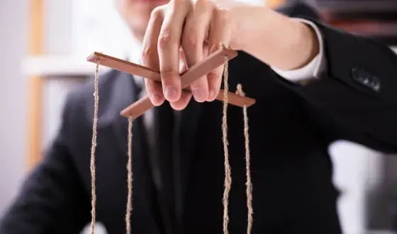 Wie trekt er aan de touwtjes?