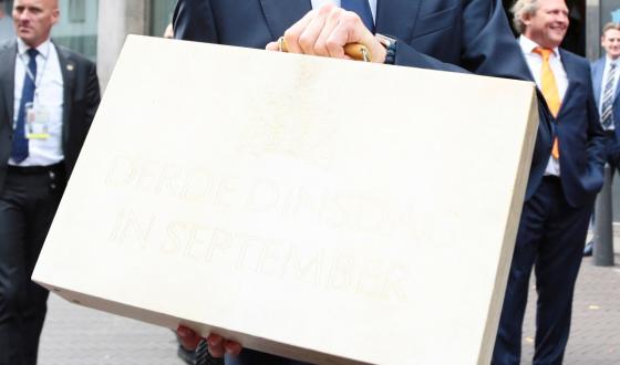 Koffertje miljoenennota in handen van minister Wopke Hoekstra