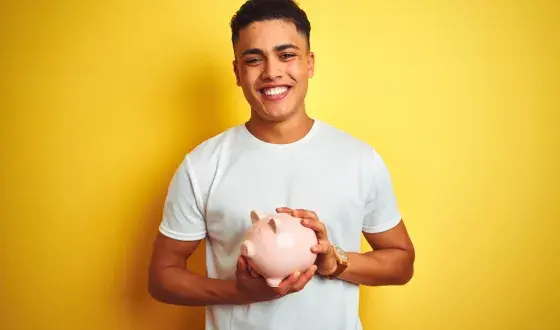 jonge man met spaarpot