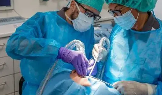 Mka-chirurg aan het werk