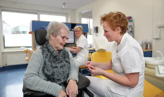 Tandarts in gesprek met patiënt