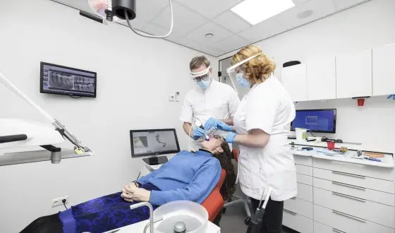 Tandarts, patiënt en assistent