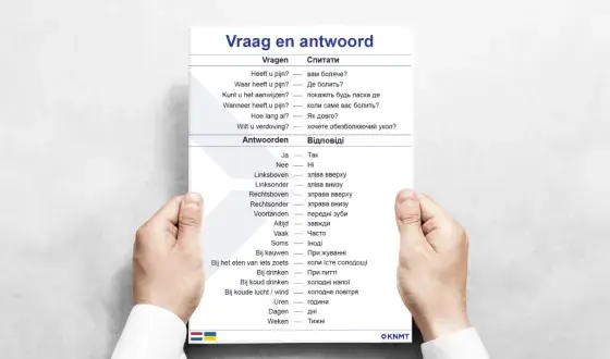 twee handen houden vertaalkaart vast