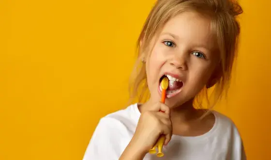 Meisje poets haar tanden