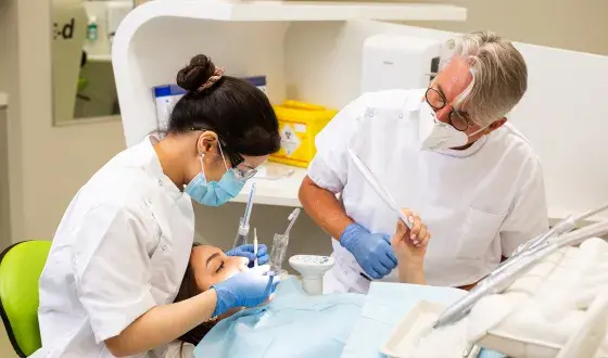 Tandarts-docent en student Tandheelkunde