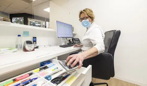 Achter de balie bij de mondzorgpraktijk