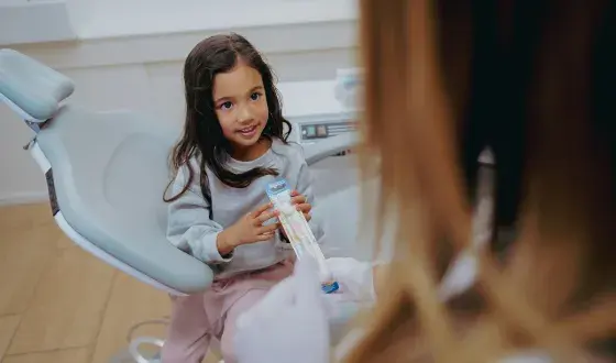 Meisje bij de tandarts