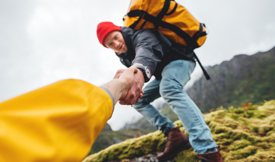 Uitgestoken hand voor hulp aanpakken