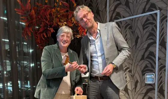 Joke Kwakman (l) ontvangt voorzittershamer Sectie Tandartsspecialisten van de KNMT uit handen van Eelco Bergsma (r)