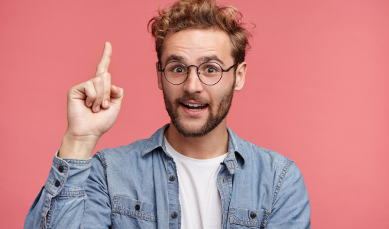 Man met 1 vinger omhoog