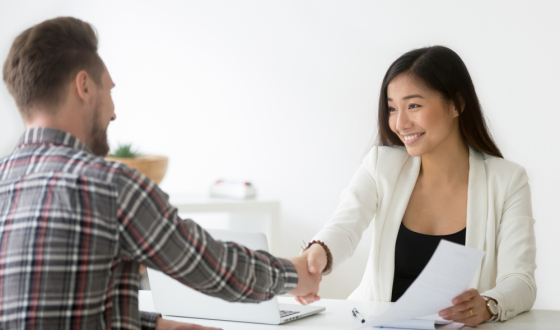 man en vrouw schudden handen
