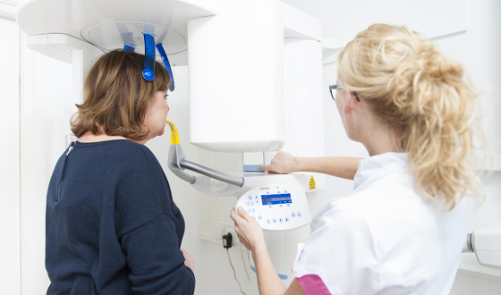 Assistent maakt röntgenfoto