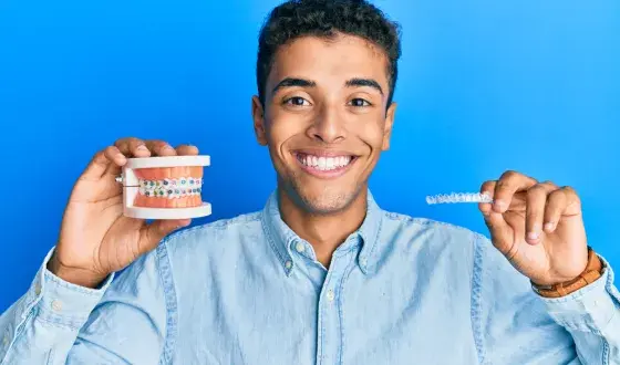 jonge man laat 2 beugels zien