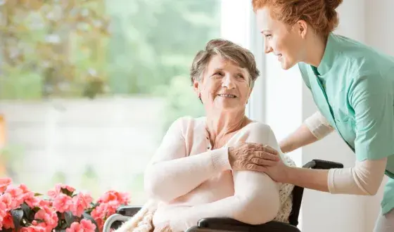 oudere met verzorgster