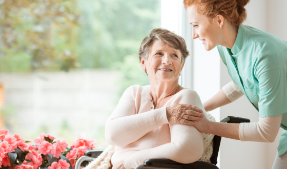 oudere met verzorgster