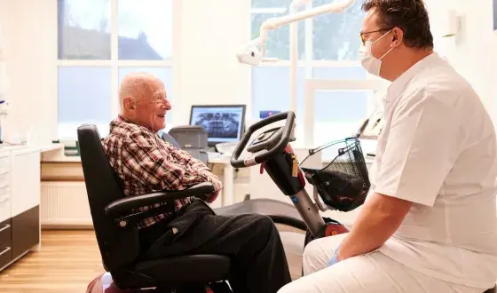 oudere patient bij tandarts