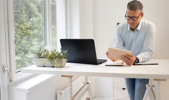 man controleert papierwerk