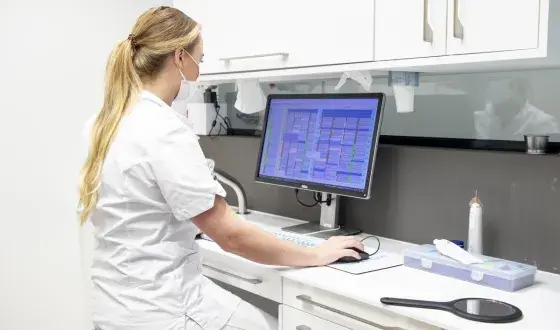 tandarts achter beeldscherm