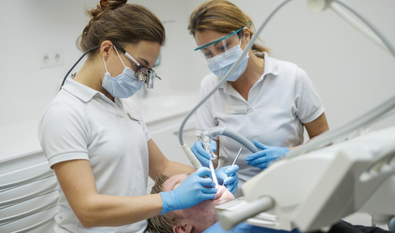 tandarts en assistent aan het werk