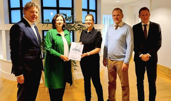 Minister Helder neemt het rapport 'Stop de stapeling' in ontvangst