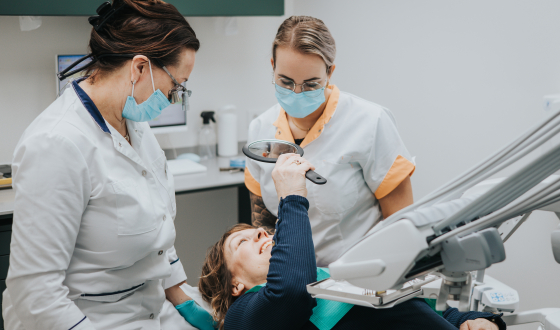 Behandeling in de stoel bij de tandarts