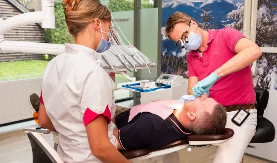 Patiënt in de stoel bij de tandarts