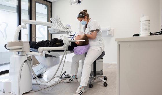 Patiënt in de stoel bij de tandarts in Winsum