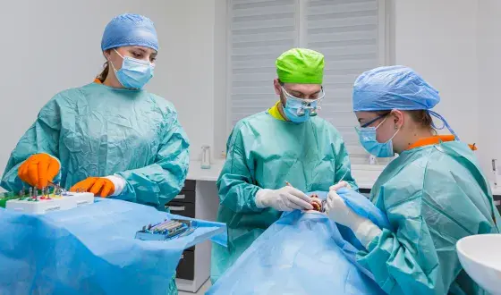 Kaakchirurg voert behandeling uit