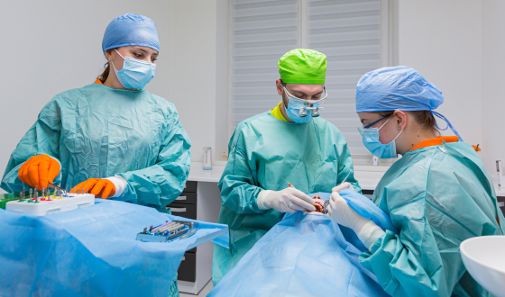 Kaakchirurg voert behandeling uit