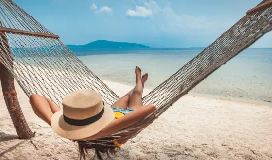Ontspannen in een hangmat aan zee