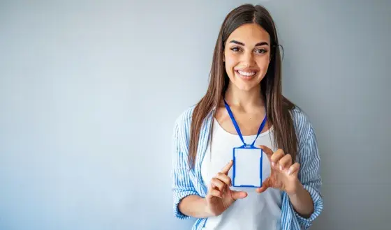 Een vrouw met een naambordje in haar hand