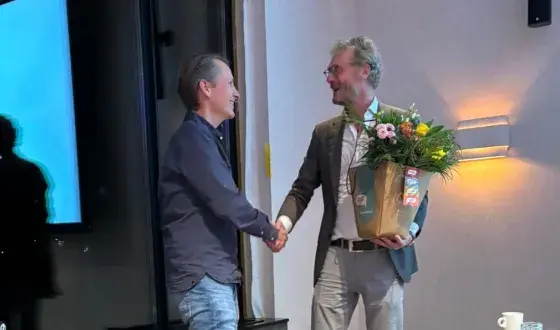 Eelco Bergsma feliciteert orthodontist Laurens Fabels met zijn benoeming als vicevoorzitter in het bestuur van de Sectie Tandartsspecialisten