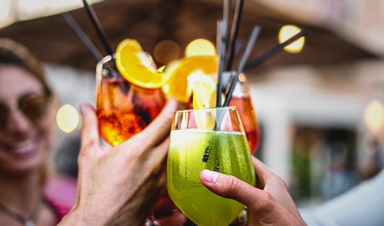 Proosten met frisdrank