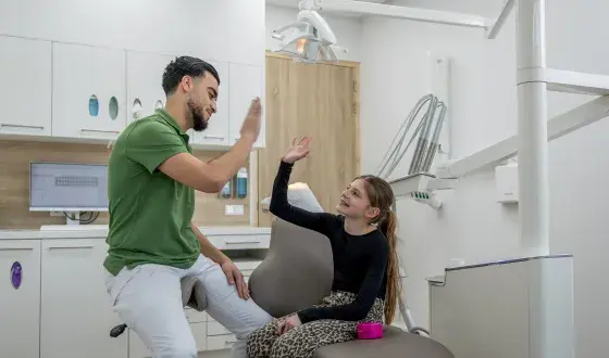 Tandarts kind high five