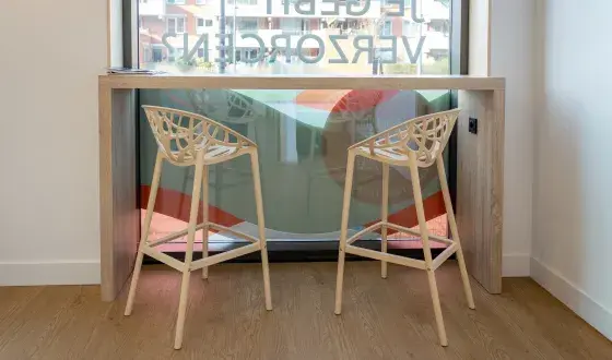 Leeg stoel kruk wachtkamer