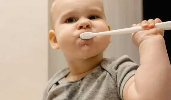 Baby tandje tandenpoetsen kind