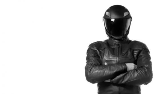 Helmet-zwartwit-motorrijder-728x400