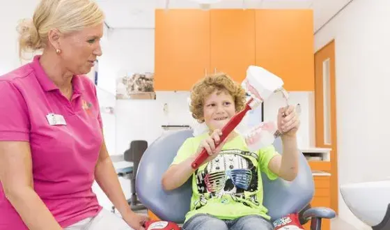 Jongen leert tanden poetsen