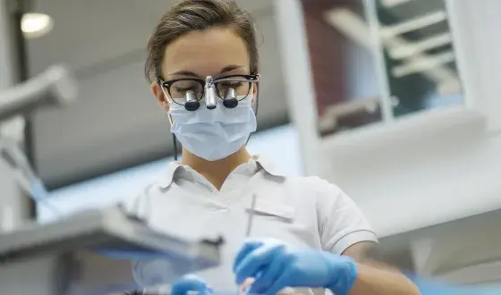 Tandarts loepbril kijken zien